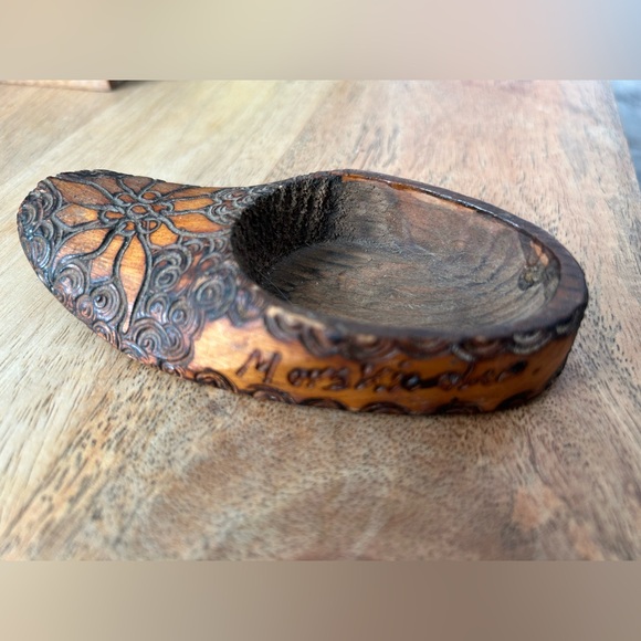 Vintage Hand-carved Wooden Shoe Made in Poland . Engraved “eye of the sea” . - Picture 3 of 7